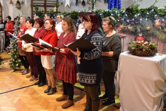 Negyedik gyertyagy�jt�s az Olcsaiban a tan�ri k�rus szerepl�s�vel