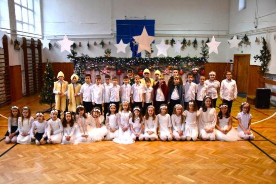 Kar�csonyv�r�s a harmadikosok sz�p m�sor�val