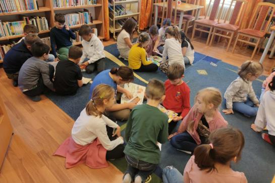 Gyermekk�nyvt�ri foglalkoz�son j�rtak az als�s napk�zis csoportok