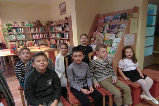 Mesemond versenyen a knyvtrban