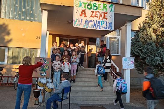 Amikor az iskola dallamra hangol�dik – A zene vil�gnapja n�lunk