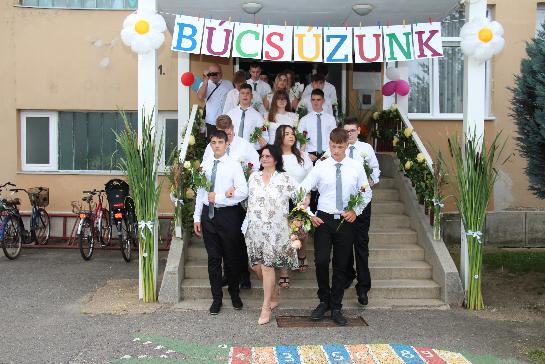 „Ma szrnyat bont egy sereg dik.”